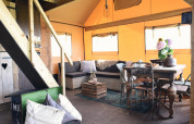 Indretning af Beach Lodge Big ved Duynpark Het Zwanenwater med rustikke møbler og hyggelig atmosfære.