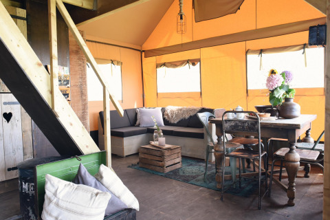 Interieur van Beach Lodge Big bij Duynpark Het Zwanenwater, met rustieke meubels en warme sfeer.