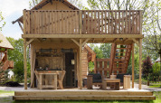 Safaritent Forest Lodge Junior bij Sandberghe in Nederland, met houten terras en comfortabele zitjes.