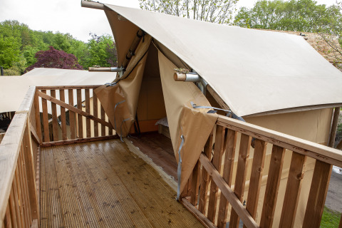 Houten terras met reling voor de ingang van een safaritent bij Forest Lodge Junior, Sandberghe.