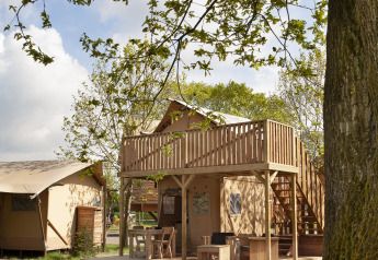 Tente safari Forest Lodge Junior à Sandberghe, Pays-Bas, avec terrasse en bois et coin salon extérieur