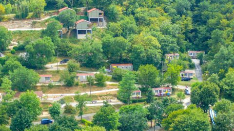 Vista de cabañas y chalets rodeados de vegetación en Chalet Belvedere en La Draille, Francia.