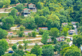 Vista de cabañas y chalets rodeados de vegetación en Chalet Belvedere en La Draille, Francia.