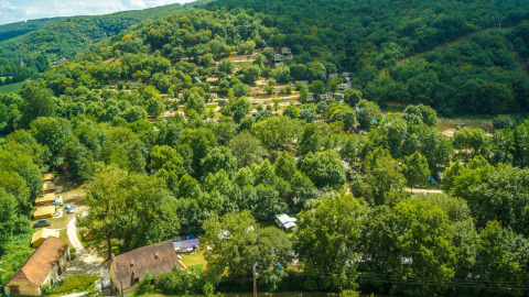 Vista aérea del Chalet Belvedere en La Draille, Francia, rodeado de colinas verdes y un denso bosque.