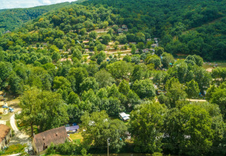 Vista aérea del Chalet Belvedere en La Draille, Francia, rodeado de colinas verdes y un denso bosque.