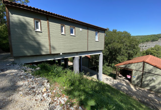 Chalet Belvedere en La Draille, Francia: refugio elevado sobre pilotes rodeado de naturaleza y vegetación.