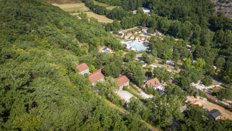 Vista aérea de Chalet Belvedere en La Draille, Francia, rodeado de árboles verdes y piscina al aire libre.
