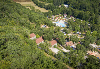 Luchtfoto van Chalet Belvedere in La Draille, Frankrijk, met veel bomen en een goed zichtbaar zwembad.