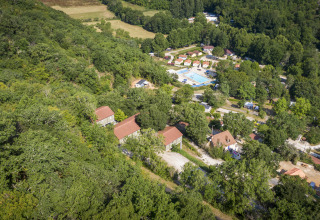 Vista aérea de Chalet Belvedere en La Draille, Francia, rodeado de árboles verdes y piscina al aire libre.