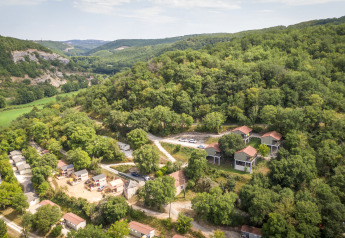 Luchtzicht op Chalet Belvedere in La Draille, Frankrijk, genesteld tussen groene heuvels en bossen.
