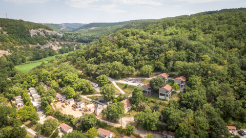 Vista aérea de Chalet Belvedere en La Draille, Francia, rodeado de colinas verdes y frondosos bosques.