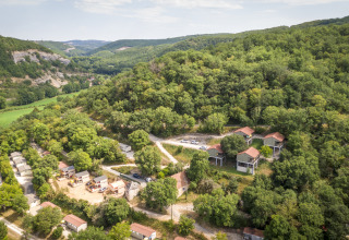 Vista aérea de Chalet Belvedere en La Draille, Francia, rodeado de colinas verdes y frondosos bosques.
