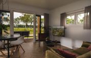 Living van de Panorama lodge + wellness in Vakantiepark Hölte, Nederland, met uitzicht op het landschap.