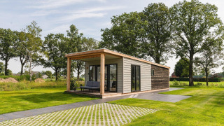Moderne tiny house Panorama lodge + wellness en Dutch Tub bij Vakantiepark Hölte, Nederland, in het groen.