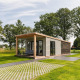 Moderne tiny house kaldet Panorama lodge + wellness og Dutch Tub i Vakantiepark Hölte, Holland, omgivet af natur.
