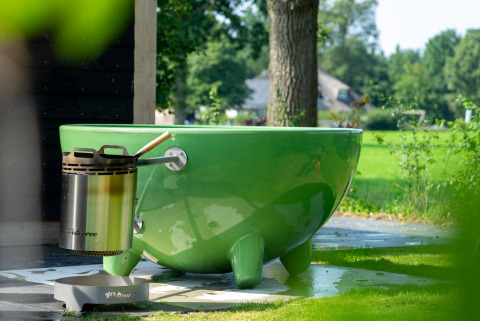Grüne Badewanne im Freien am Panorama Lodge mit Wellnessbereich im Vakantiepark Hölte, Niederlande.