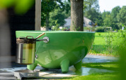 Baignoire verte extérieure au Panorama lodge avec espace bien-être au Vakantiepark Hölte, Pays-Bas.