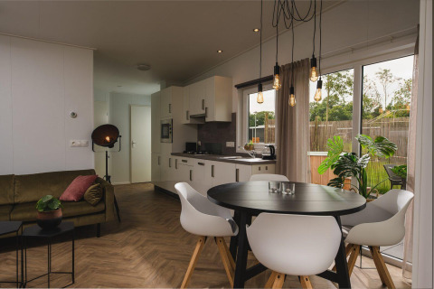 Moderne tiny house Panorama lodge med wellness, spisebord og hollandsk kar på Vakantiepark Hölte.
