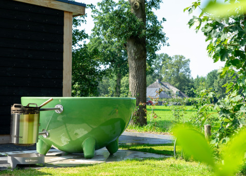 Baignoire extérieure verte et bien-être près d’un chalet à la Panorama lodge, Vakantiepark Hölte, Pays-Bas.