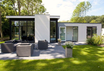Cube Exclusif 4 lodge ved Schoneveld i Holland, moderne arkitektur med stor terrasse og havemøbler.