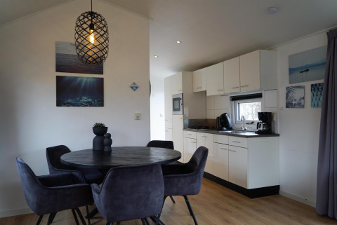 Moderne keuken en eetplaats in een Comfort-hut van EuroParcs Noordwijkse Duinen, Nederland.
