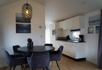 Moderne keuken en eetplaats in een Comfort-hut van EuroParcs Noordwijkse Duinen, Nederland.