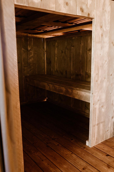 Interni in legno e letto a castello in una tenda glamping confortevole a Holiday park Eigen Wijze, Paesi Bassi.