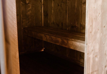 Interni in legno e letto a castello in una tenda glamping confortevole a Holiday park Eigen Wijze, Paesi Bassi.