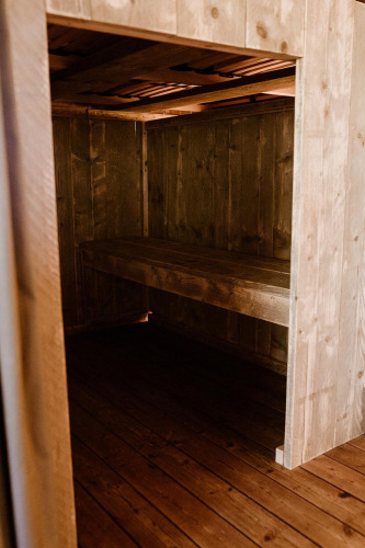 Houten interieur en stapelbed in een comfortabele glamping tent bij Holiday park Eigen Wijze, Nederland.