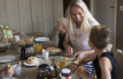Una familia disfruta del desayuno junta en una tienda safari de lujo en Holiday park De Boshoek en los Países Bajos.