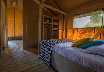 Interieur van een luxe safaritent slaapkamer bij Vakantiepark De Boshoek in Nederland.