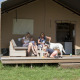 Famille et chien profitent d’un safari-tente de luxe au Holiday park De Boshoek, aux Pays-Bas.