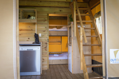 Indvendigt billede af luksus Safari lodge telt på Holiday park De Boshoek i Holland med hems og køjeseng.