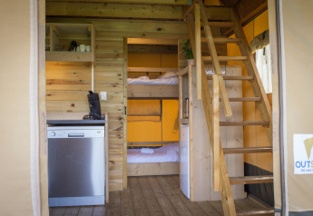 Interieur van een luxe Safarilodge tent bij Holiday park De Boshoek in Nederland met stapelbedden.
