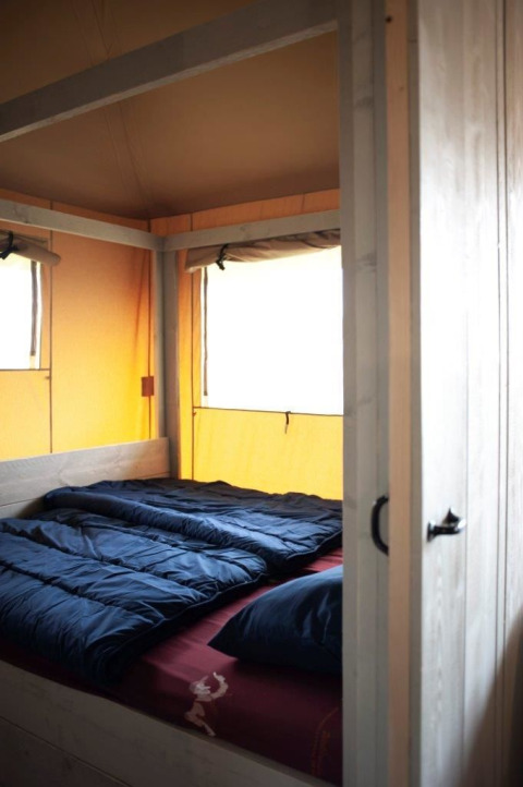 Binnenaanzicht van een safaritent genaamd Safari Villa op Vakantiepark De Boshoek in Nederland.