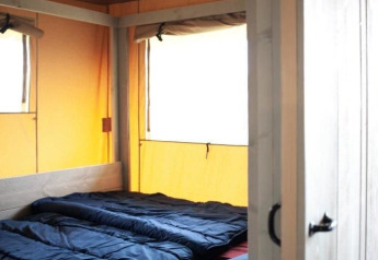 Binnenaanzicht van een safaritent genaamd Safari Villa op Vakantiepark De Boshoek in Nederland.