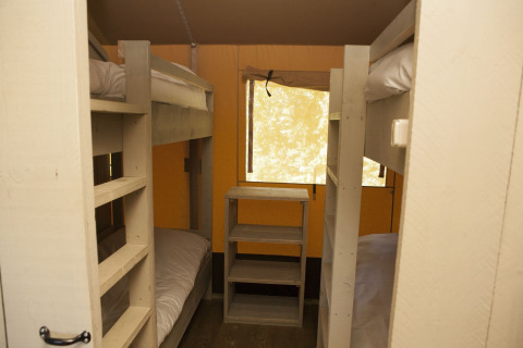 Innenansicht eines Safari House Zeltes im Holiday Park De Boshoek in den Niederlanden mit Etagenbetten.