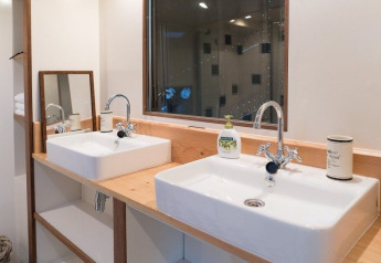 Zona lavandino doppio moderna sulla houseboat De Zwerver a Marina Parcs Naarden, Paesi Bassi.