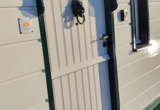 Entree van Houseboat De Zwerver bij Marina Parcs Naarden, Nederland, met leeuwenkop deurklopper.
