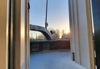 Vue à travers les portes d'une péniche au coucher du soleil à Marina Parcs Naarden, Pays-Bas.