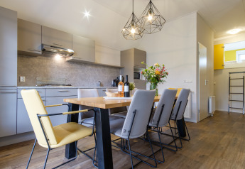 Moderne keuken en eetruimte in Vechtdallodge bij Kampeerdorp de Zandstuve, Nederland, met stijlvolle inrichting.