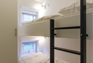 Literas modernas y ventanas en un alojamiento luminoso en Vechtdallodge, Kampeerdorp de Zandstuve, Países Bajos.