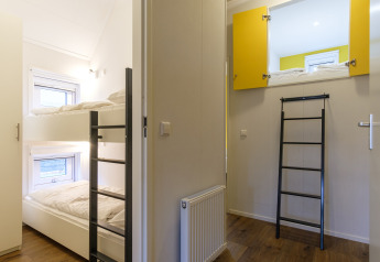 Chambre avec lits superposés et mezzanine avec échelle à Vechtdallodge, Kampeerdorp de Zandstuve, Pays-Bas.