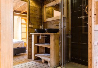 Bagno moderno in legno con doccia in vetro e doppi lavandini presso Verandalodge, tenda safari, Olanda.
