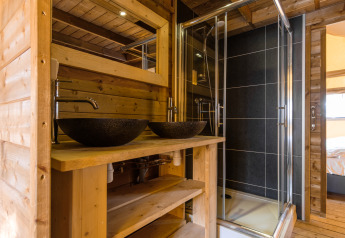 Bagno moderno con lavabi e doccia in una tenda safari al Kampeerdorp de Zandstuve nei Paesi Bassi.