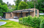 Wellness Cottage 6p ved De Thijmse Berg i Holland, moderne træbeklædt lodge i grønne omgivelser.