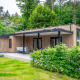 Wellness Cottage 6p aan De Thijmse Berg in Nederland, moderne houten lodge te midden van groene natuur.