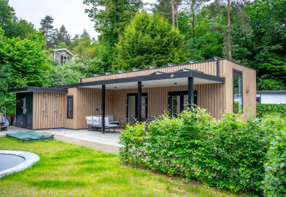 Wellness Cottage 6p im De Thijmse Berg, Niederlande, moderne Lodge mit Holzverkleidung im Grünen.