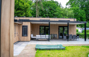 Outdoor area of Wellness Cottage 6p at De Thijmse Berg, Netherlands, featuring terrace and modern seating.