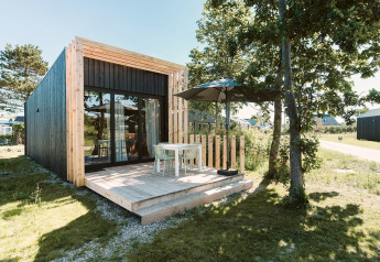 Tiny house moderne Klaproos avec terrasse en bois au parc de vacances De Klepperstee, aux Pays-Bas.